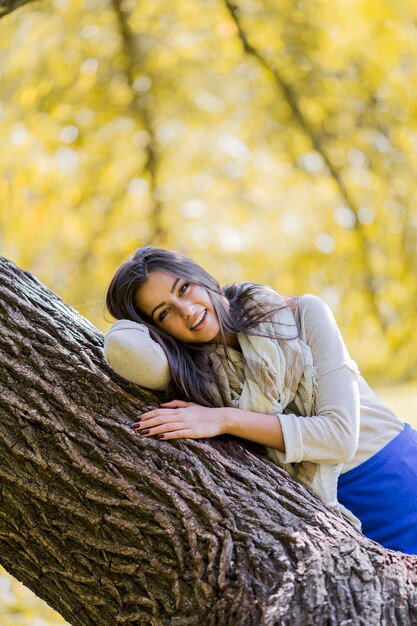 Jonge vrouw in de herfstbos