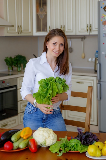 Jonge vrouw in de keuken koken