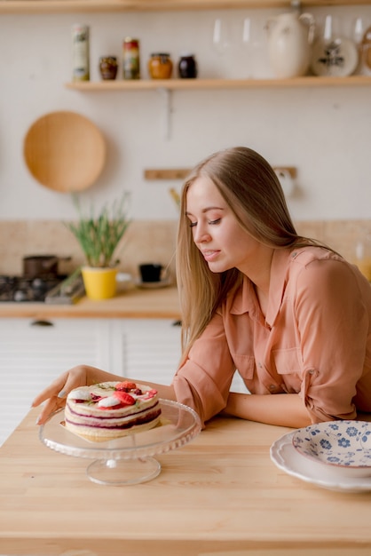 Jonge vrouw in de keuken