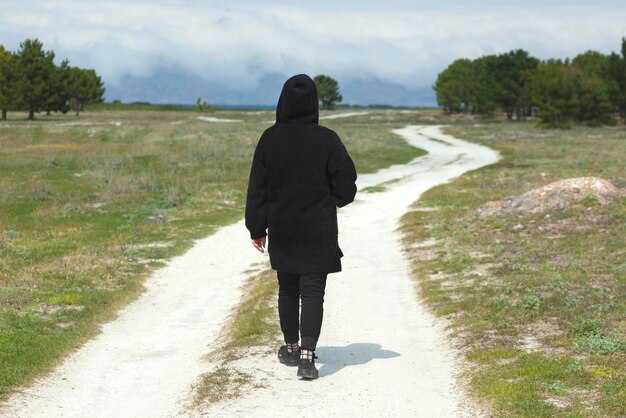 Foto jonge vrouw in de natuur