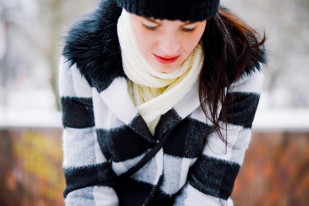 Jonge vrouw in de sneeuw.