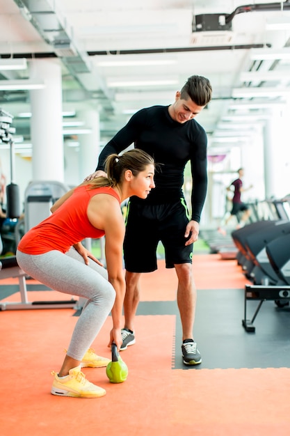 Jonge vrouw in de sportschool