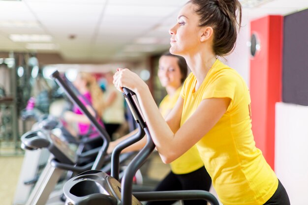 Jonge vrouw in de sportschool