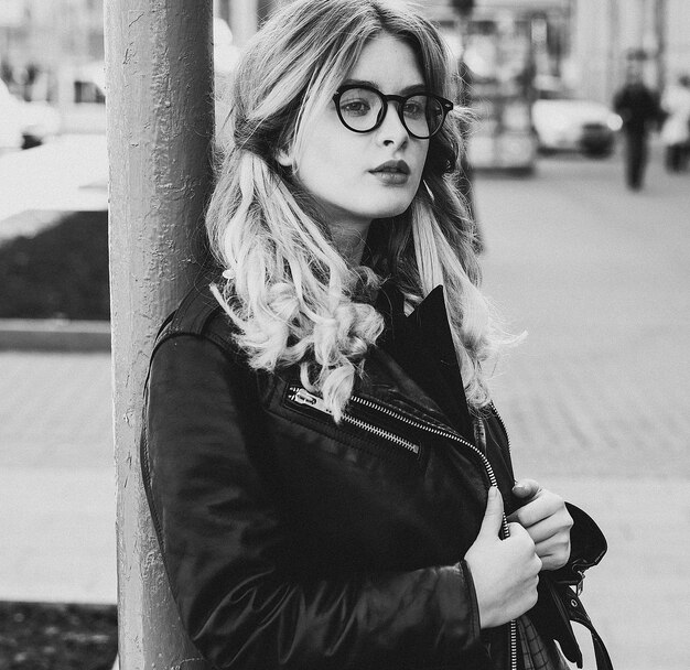 Jonge vrouw in de stad zomertijd zwart-wit foto