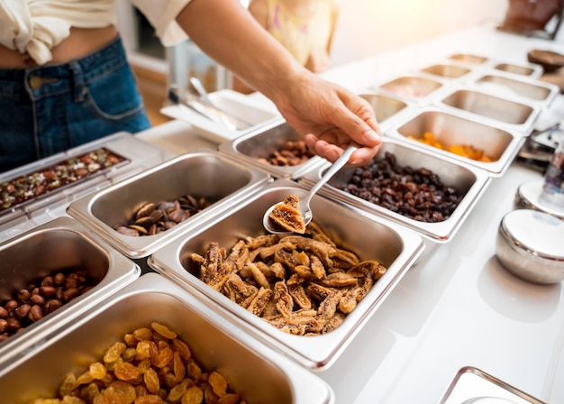 Jonge vrouw in de werkplaats tijdens een les over het maken van handgemaakte chocolade en snoep