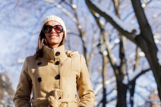 Jonge vrouw in de winter