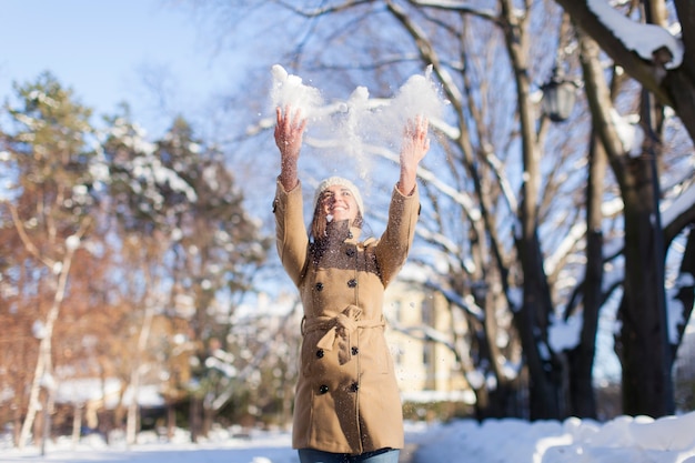 Jonge vrouw in de winter