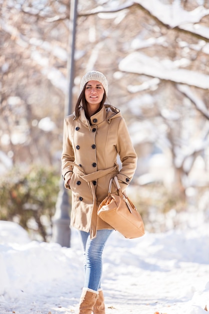 Jonge vrouw in de winter