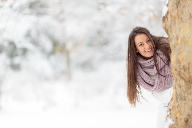 Jonge vrouw in de winter