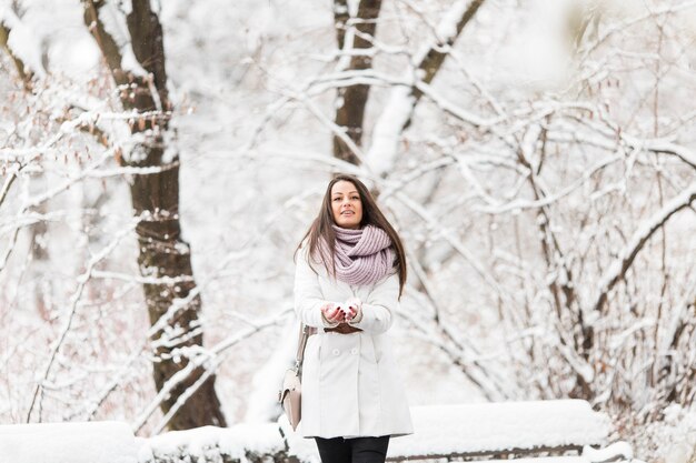 Jonge vrouw in de winter