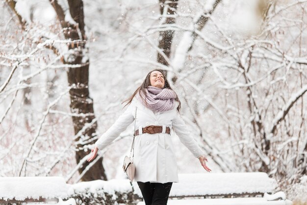 Jonge vrouw in de winter