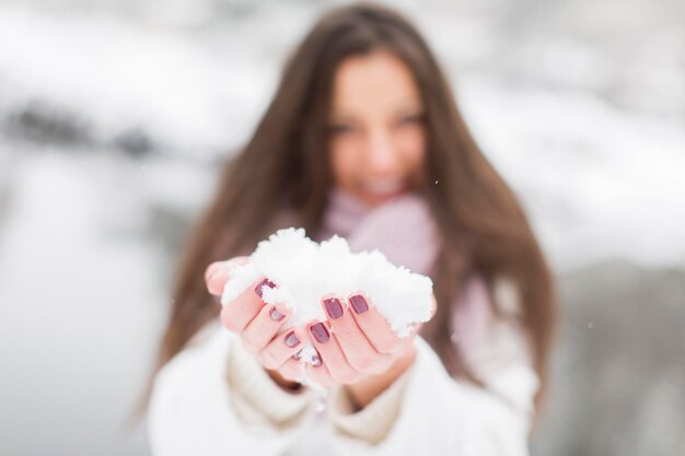 Jonge vrouw in de winter