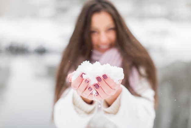 Jonge vrouw in de winter