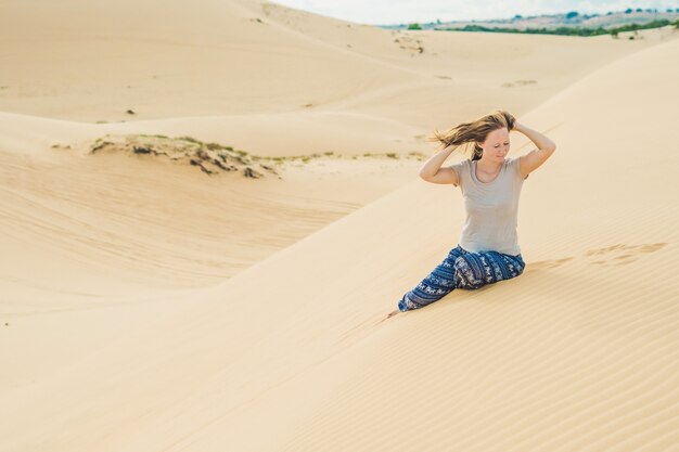 Jonge vrouw in de woestijn, Mui Ne, Vietnam