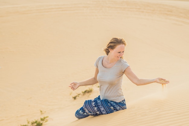 Jonge vrouw in de woestijn, Mui Ne, Vietnam