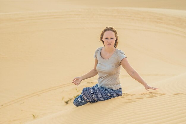 Jonge vrouw in de woestijn, Mui Ne, Vietnam