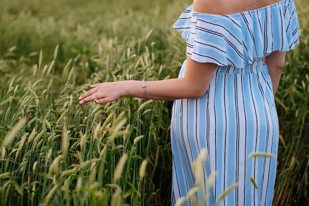 Jonge vrouw in de zomer in een tarweveld