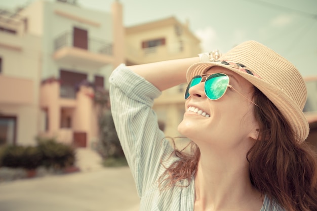 Jonge vrouw in de zomerstad