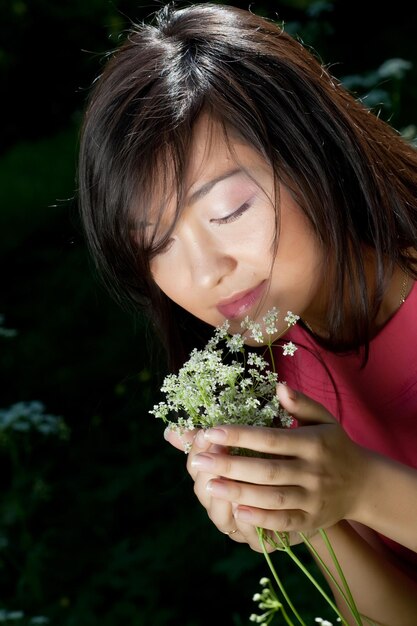 Jonge vrouw in de zomertuin