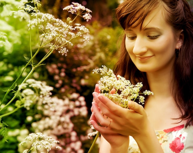 Jonge vrouw in de zomertuin