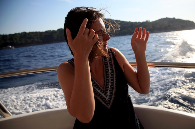 Foto jonge vrouw in een boot op zee