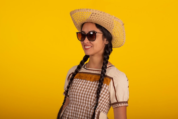 Jonge vrouw in een feestjurk in juni in een studiofoto Festa Junina