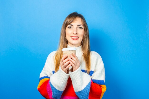 Jonge vrouw in een gebreide geïsoleerde sweater