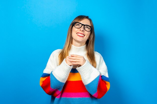 Jonge vrouw in een gebreide geïsoleerde sweater