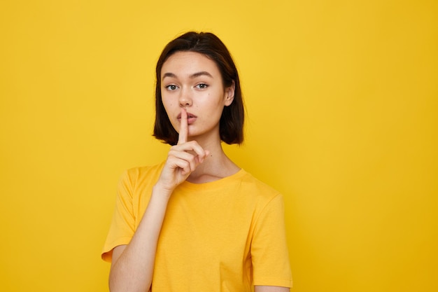 Jonge vrouw in een geel t-shirt Jeugdstijl casual Lifestyle ongewijzigd