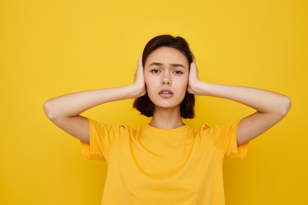 Jonge vrouw in een geel t-shirt Jeugdstijl casual Lifestyle ongewijzigd