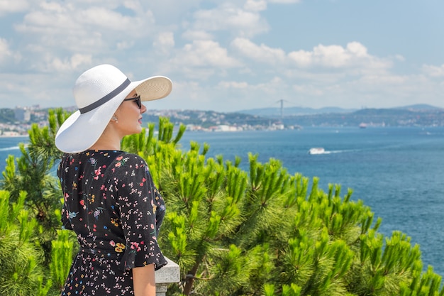 Jonge vrouw in een hoed in een mediterrane stad