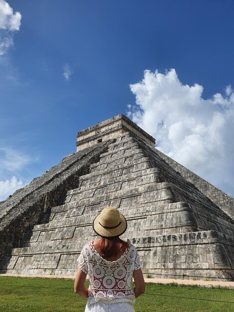 Jonge vrouw in een hoed op de achtergrond van Chichen Itza