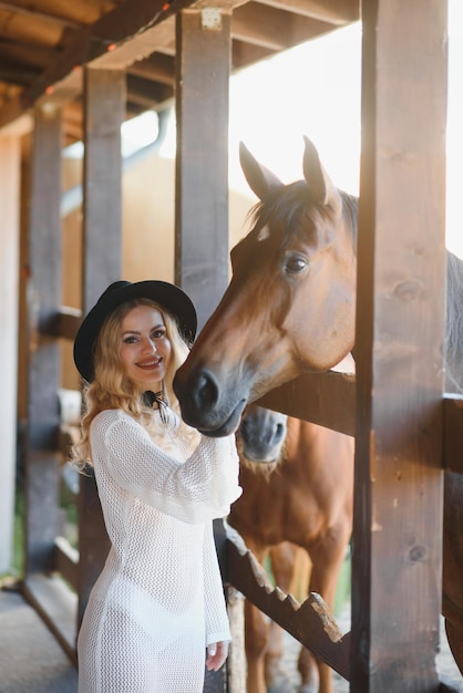 jonge vrouw in een jurk met een paard