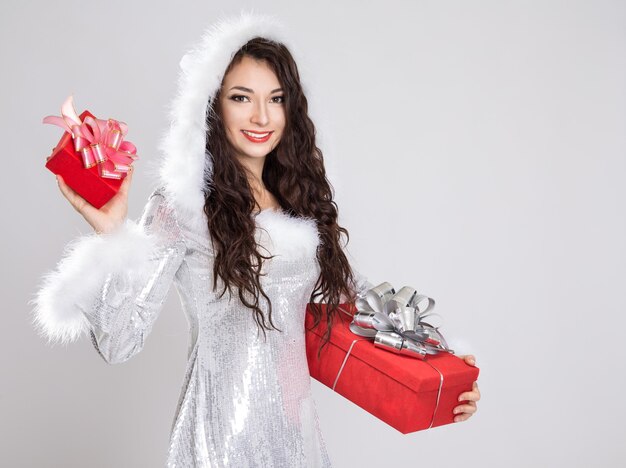 Jonge vrouw in een kerstkostuum