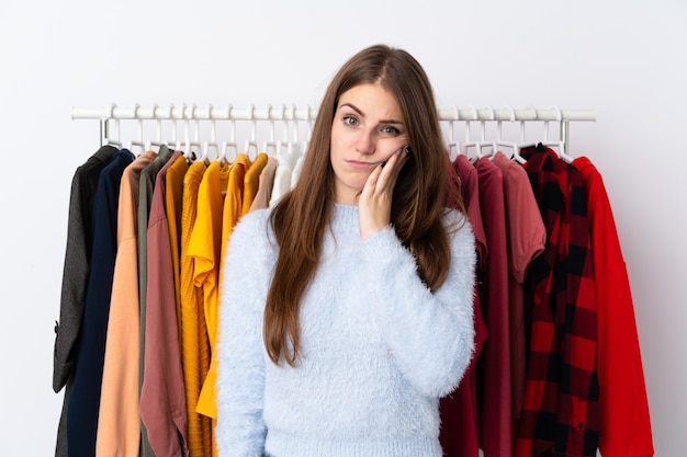 Jonge vrouw in een kledingwinkel ongelukkig en gefrustreerd