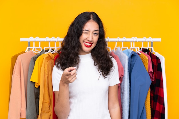 Jonge vrouw in een kledingwinkel