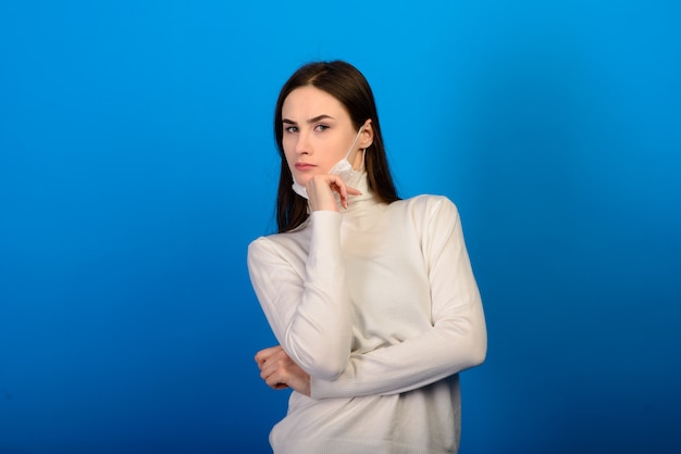 Jonge vrouw in een medisch masker en handschoenen