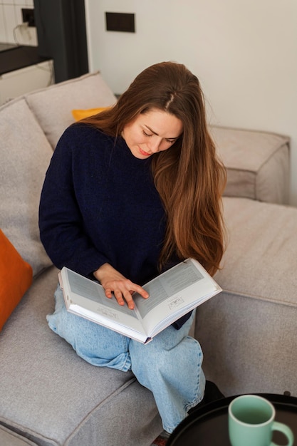 Jonge vrouw in een mooi modern huis interieur barnhouse Thuis ontspanning en comfort aangename tijd