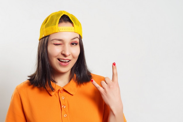 Jonge vrouw in een oranje poloshirt