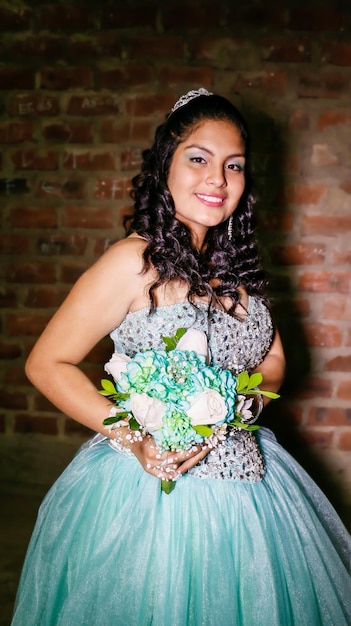 Jonge vrouw in een prinsessenkostuum en een boeket bloemen in haar hand.