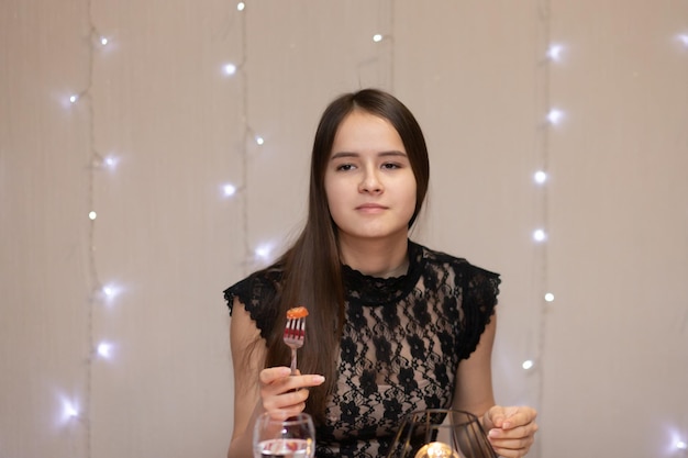 Foto jonge vrouw in een restaurant die salade eet