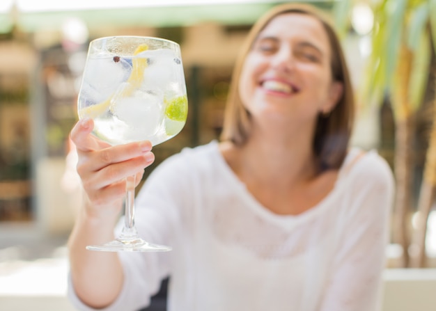 jonge vrouw in een restaurant met gintonic