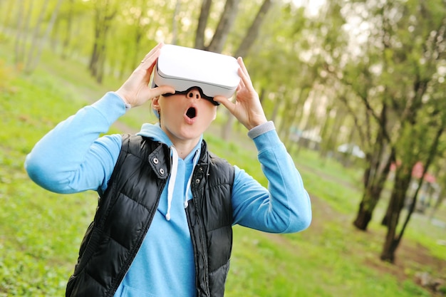 Foto jonge vrouw in een virtual reality-helm