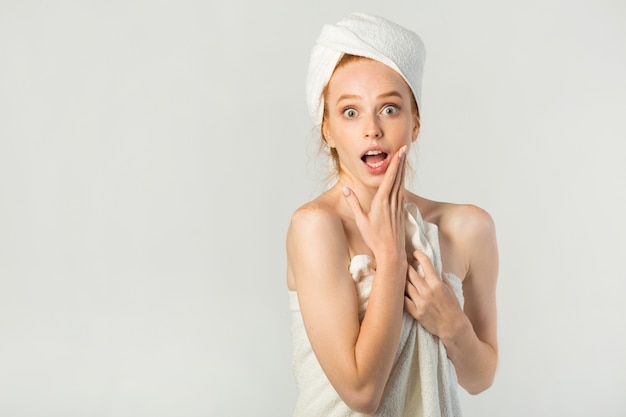 Jonge vrouw in een witte handdoek