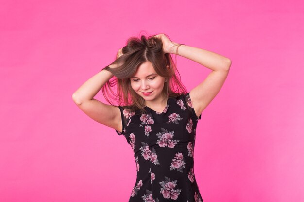 Jonge vrouw in elegante zomerjurk