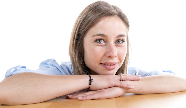 Jonge vrouw in gedachten verzonken