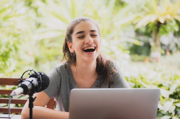 Jonge vrouw in gesprek met videoconferentie thuis, online communicatietechnologie op afstand om te bellen via laptopcomputer op cyberspace, levensstijl van vrouwelijke persoon die graag werkt en op afstand geïsoleerd blijft