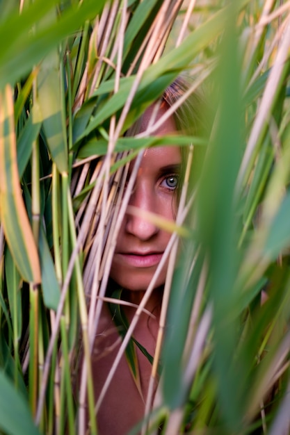 Jonge vrouw in gras in de zomer