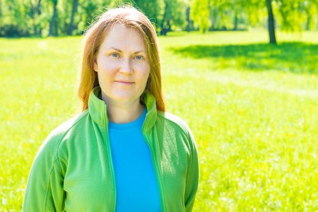 Jonge vrouw in groen zonnig park