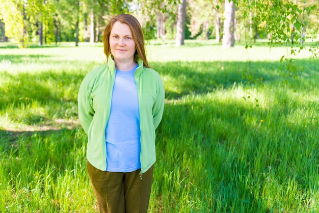 Jonge vrouw in groen zonnig park